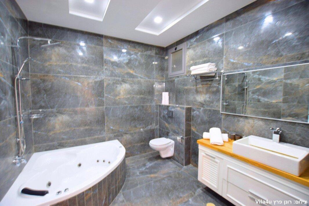 אחוזת הנסיכה וילג - חדר רחצה